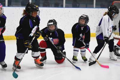 Un programme gratuit initie les filles au hockey